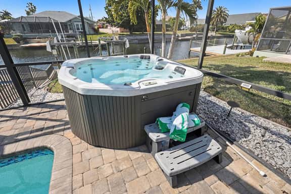 The Salty Pelican Retreat – Gulf Access w Pool, Spa & Dock