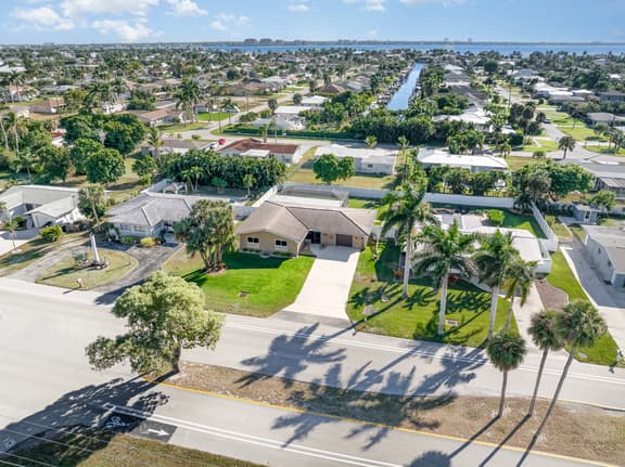 Teal Lagoon - Pet Friendly with Fenced Yard